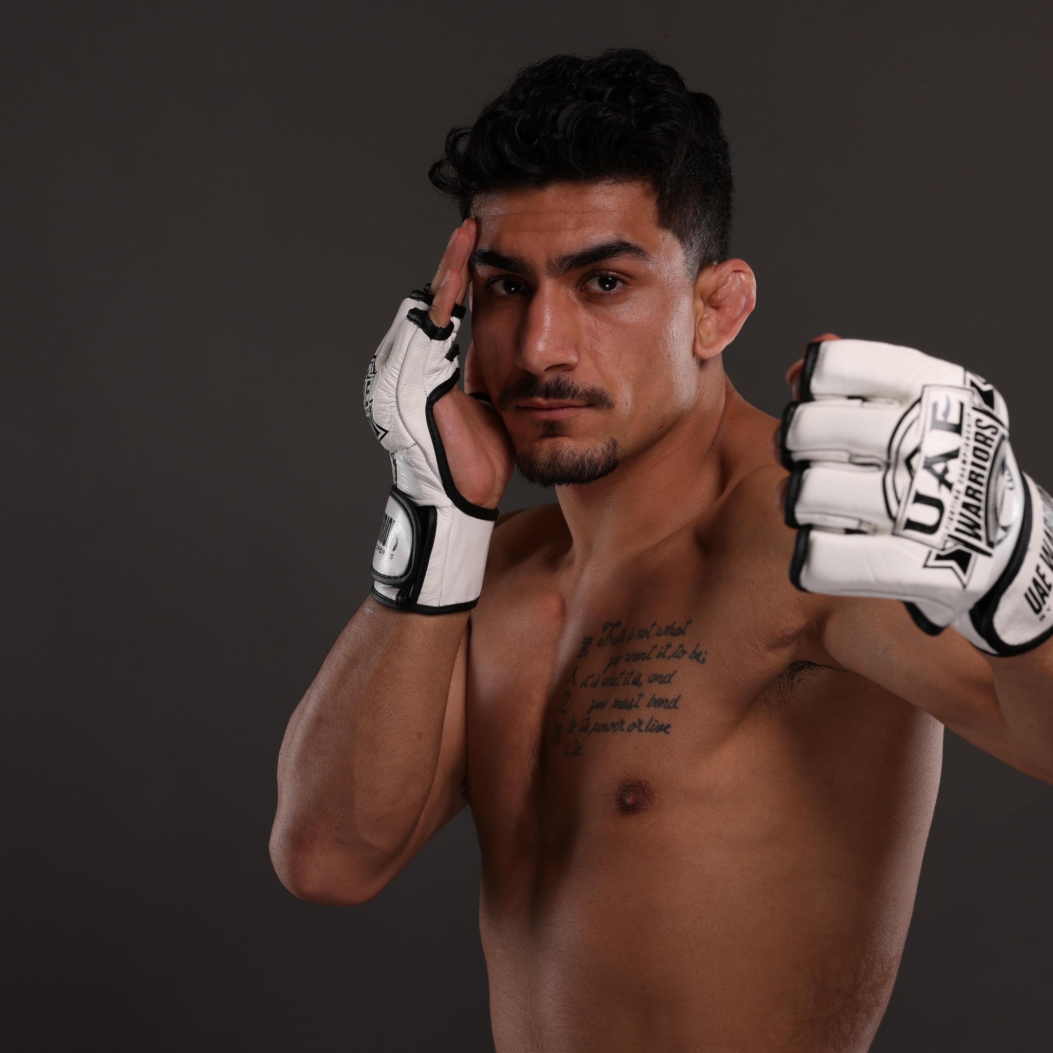 Bilde av EJJs instruktør Harda Karim i MMA handsker