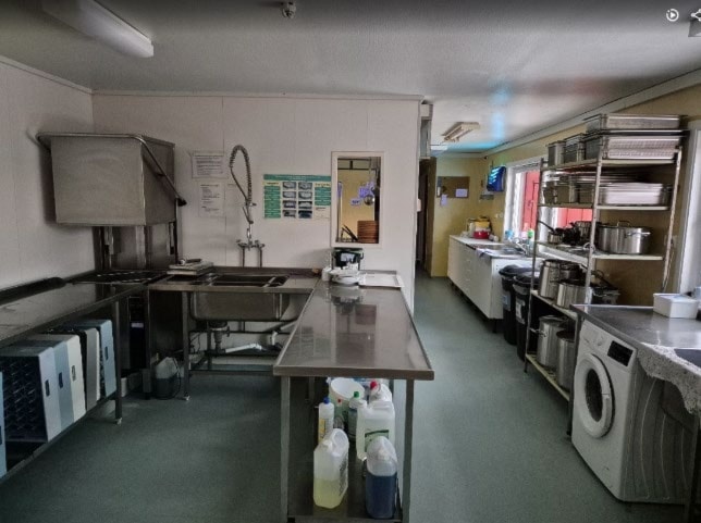 Arbeidsbenker og kjøkkenutstyr