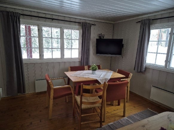 Stue med spisebord