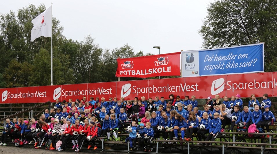 Rekorddeltaking, men dårleg vær på Tine Fotballskule